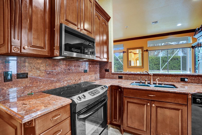 Beautiful Mediterranean-style 1-story home on a desirable corner - photo 27