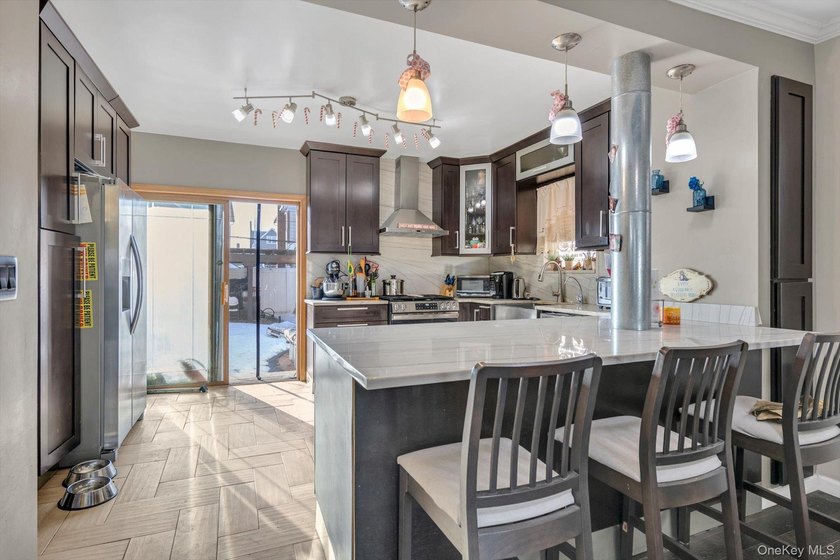 location! location! Prime Auburndale location! This tastefully - photo 5