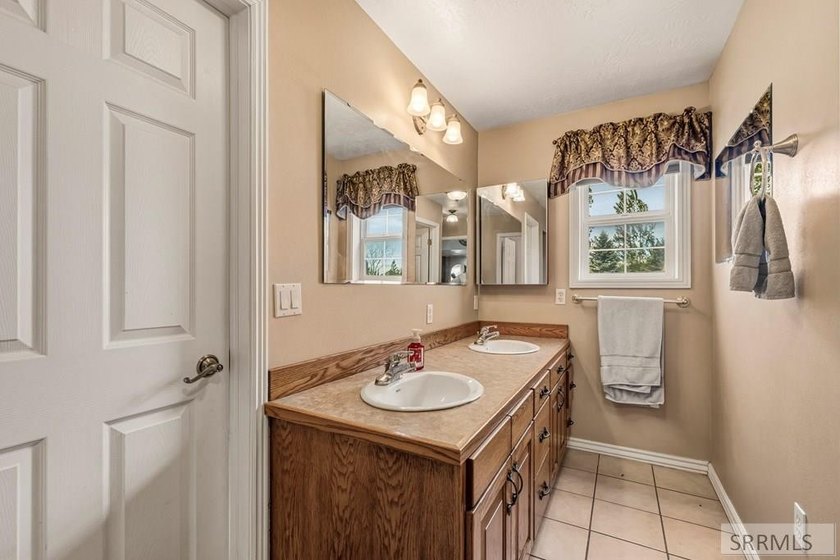 THIS PROPERTY IS CURRENTLY UNDER CONTRACT WITH A 48 HR FIRST - photo 19
