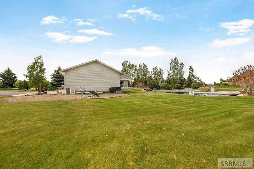 THIS PROPERTY IS CURRENTLY UNDER CONTRACT WITH A 48 HR FIRST - photo 32