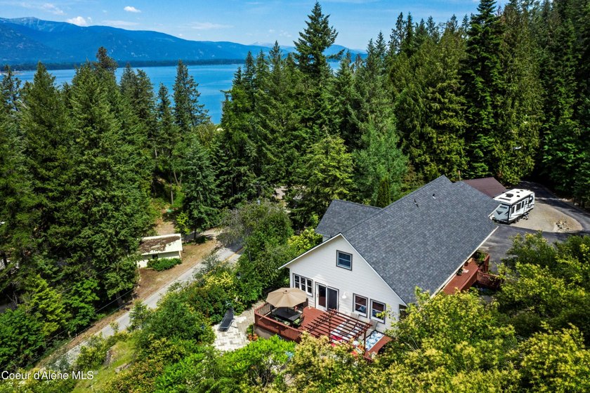 Beautifully crafted 3 bedroom, 2.5 bath home offering quality - photo 2