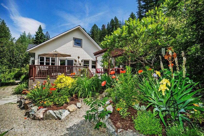 Beautifully crafted 3 bedroom, 2.5 bath home offering quality - photo 3