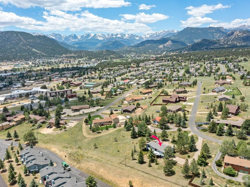 Big views and lots of space in this 3700sf home on nice .95/acre - photo 8