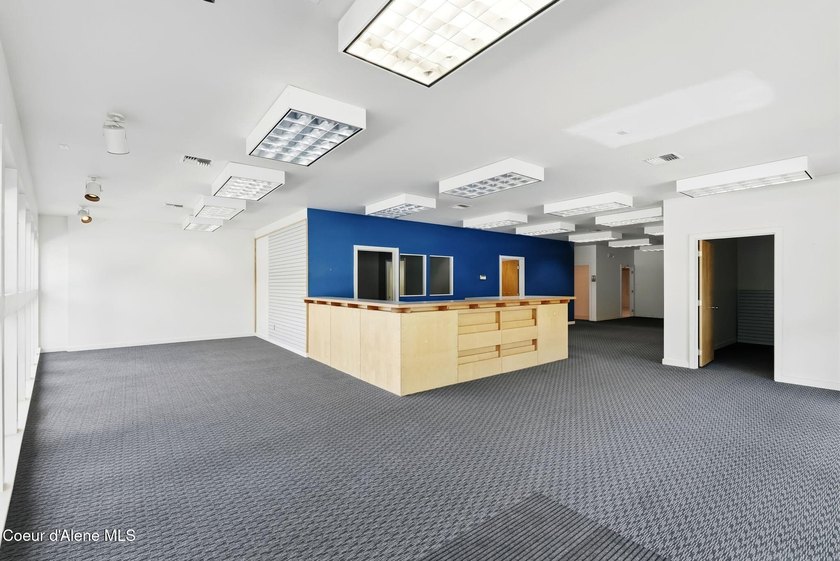 Location, Location Location! This is a great opportunity to own - photo 3