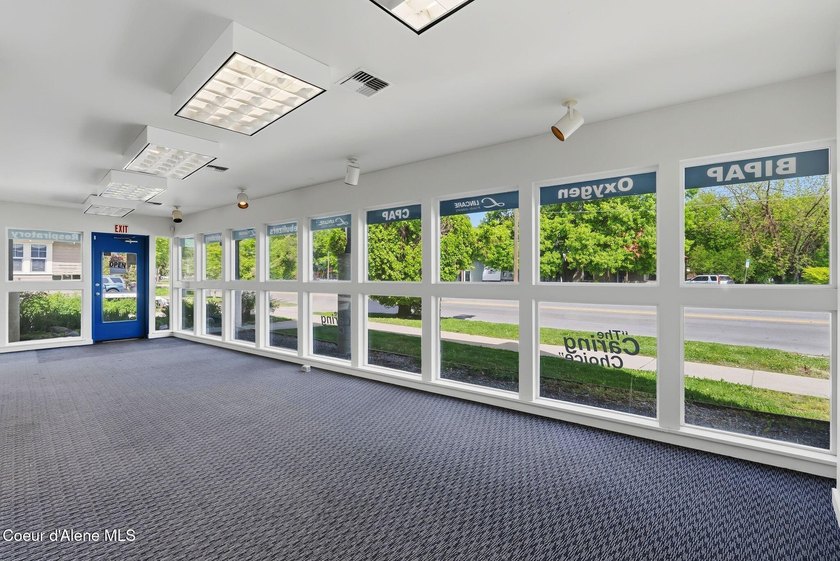 Location, Location Location! This is a great opportunity to own - photo 4