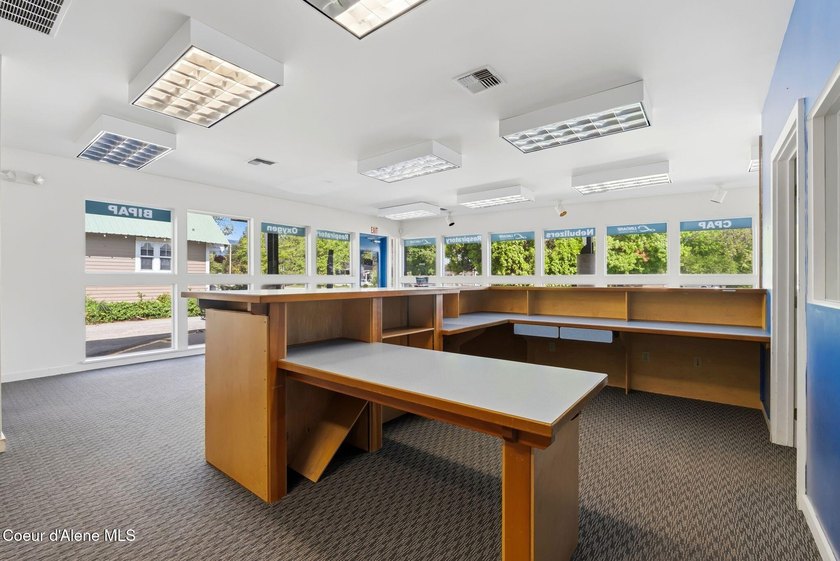 Location, Location Location! This is a great opportunity to own - photo 6