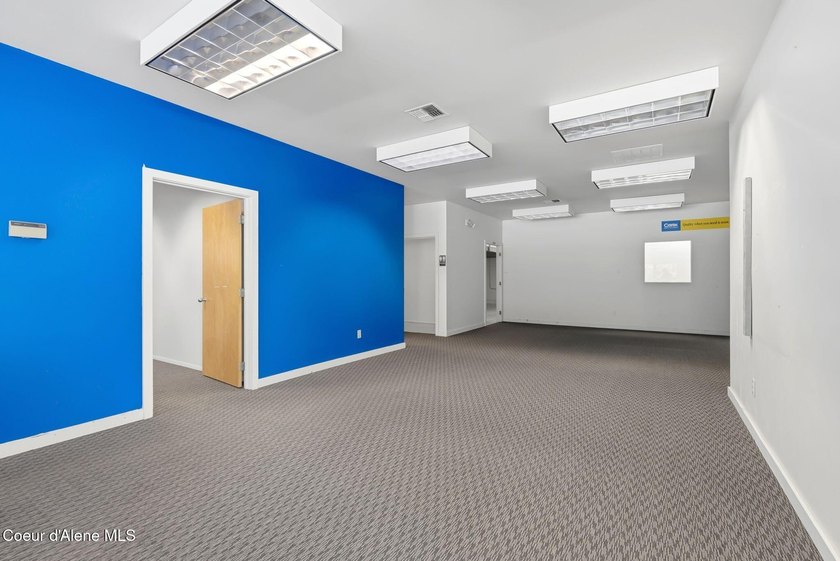 Location, Location Location! This is a great opportunity to own - photo 7