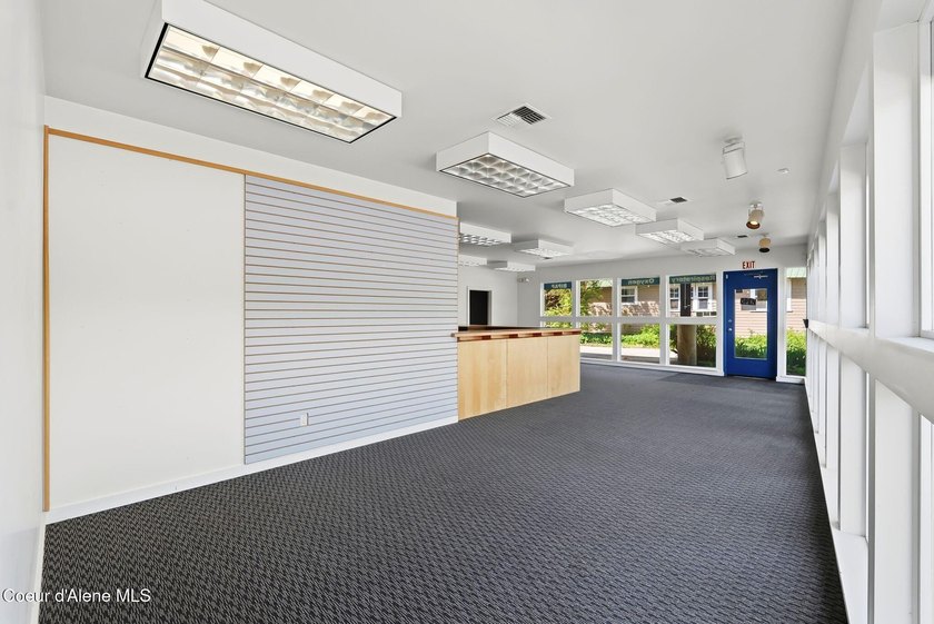 Location, Location Location! This is a great opportunity to own - photo 9