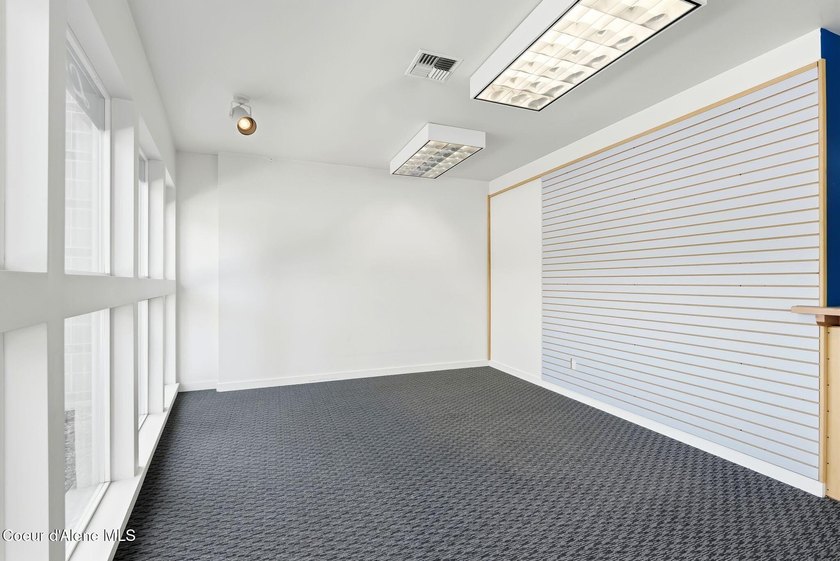 Location, Location Location! This is a great opportunity to own - photo 10