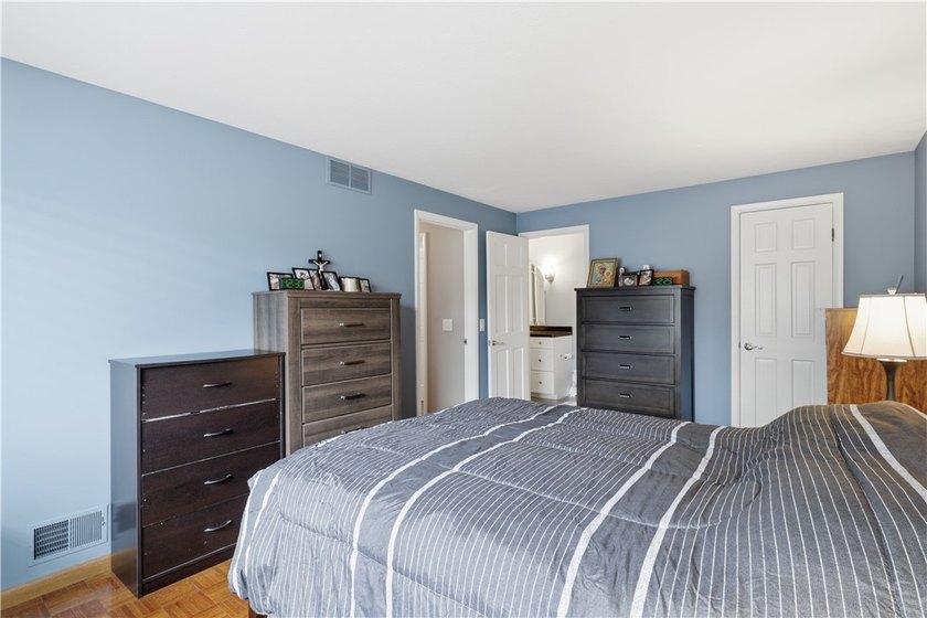 * Beautifully Designed 2nd floor End Unit with direct access - photo 17