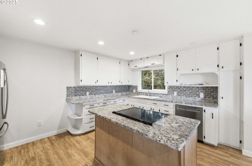BACK ON MARKET WITH IMPROVEMENTS! Beautifully updated 3 bed 2 - photo 11