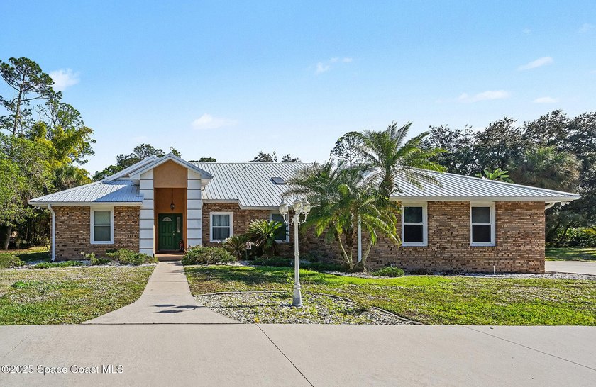 ***Motivated seller says bring offers*** This charming 4 bed / 4 - photo 4