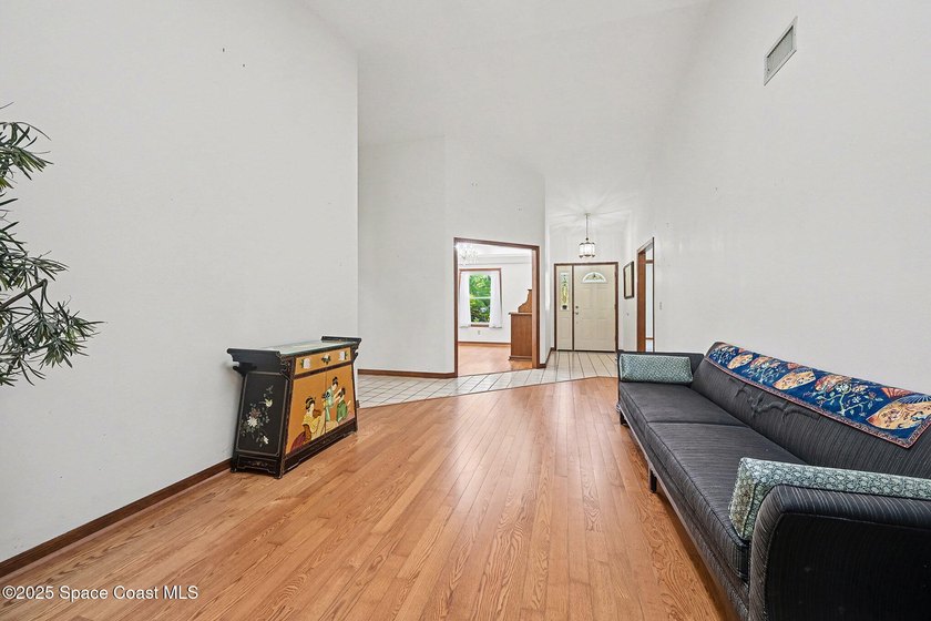 ***Motivated seller says bring offers*** This charming 4 bed / 4 - photo 6