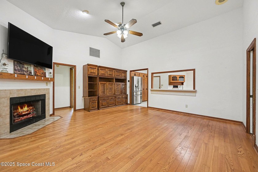 ***Motivated seller says bring offers*** This charming 4 bed / 4 - photo 8