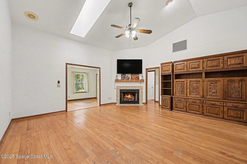***Motivated seller says bring offers*** This charming 4 bed / 4 - photo 9