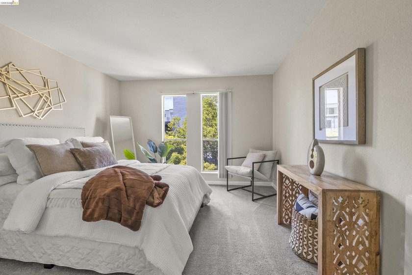 Chic top floor condo in the desirable Crescent Villa - photo 14