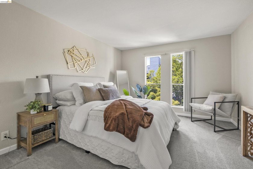Chic top floor condo in the desirable Crescent Villa - photo 15