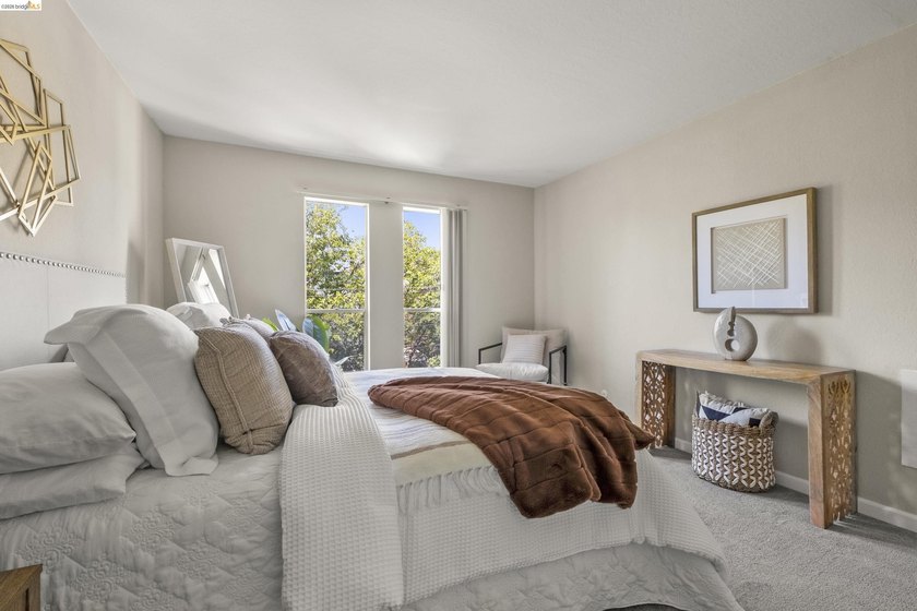 Chic top floor condo in the desirable Crescent Villa - photo 16