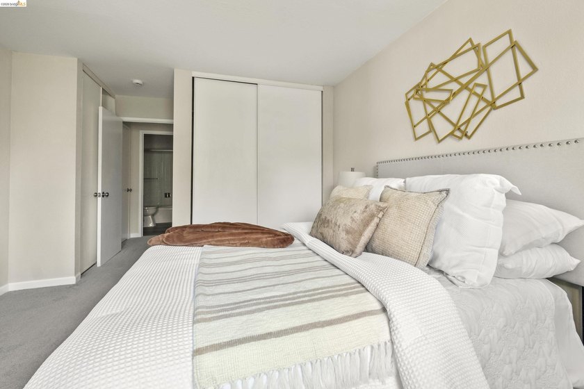 Chic top floor condo in the desirable Crescent Villa - photo 17