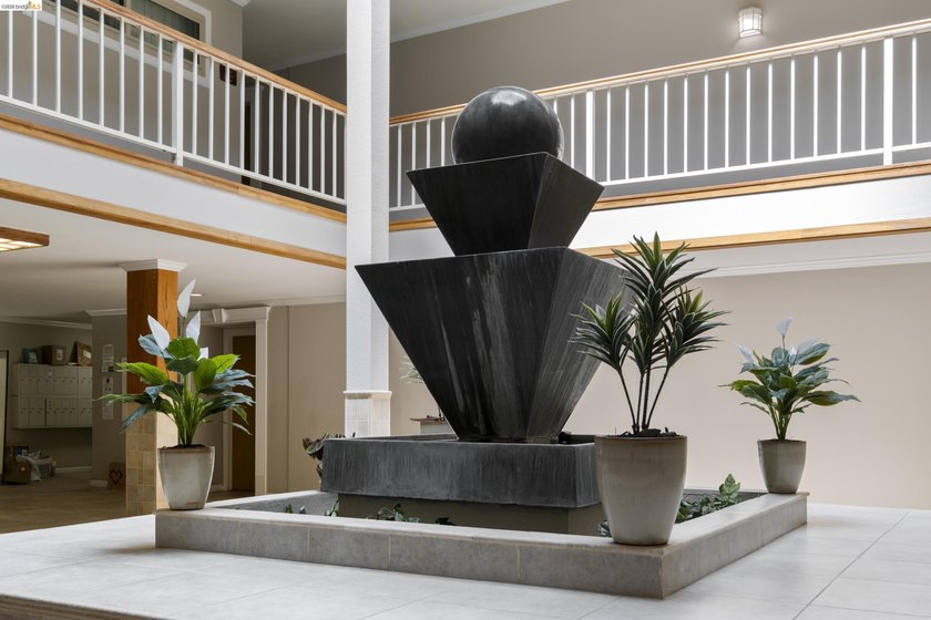 Chic top floor condo in the desirable Crescent Villa - photo 19