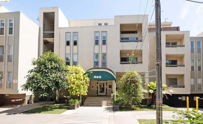 Chic top floor condo in the desirable Crescent Villa - photo 21