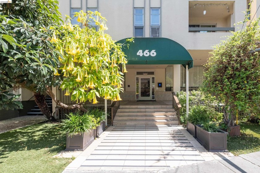 Chic top floor condo in the desirable Crescent Villa - photo 22