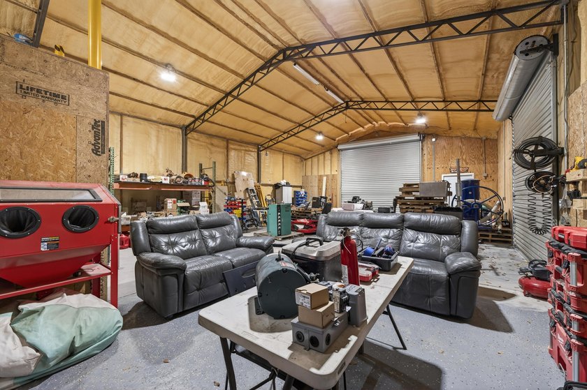 Income producing, potential Barndominiom. live and operate a - photo 31