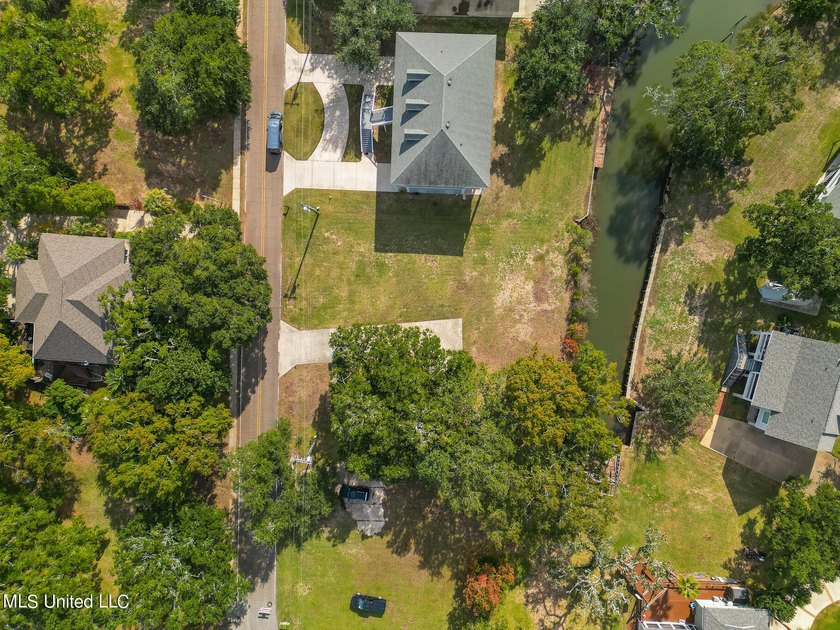 Picture a beautiful waterfront lot on a tranquil bayou, walking - photo 9