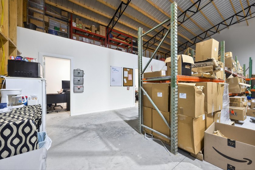 Income producing, potential Barndominiom. live and operate a - photo 50