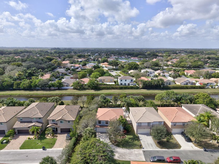 Discover this 2-story, 4-bed, 2.5-bath home w/ 2-car garage - photo 4