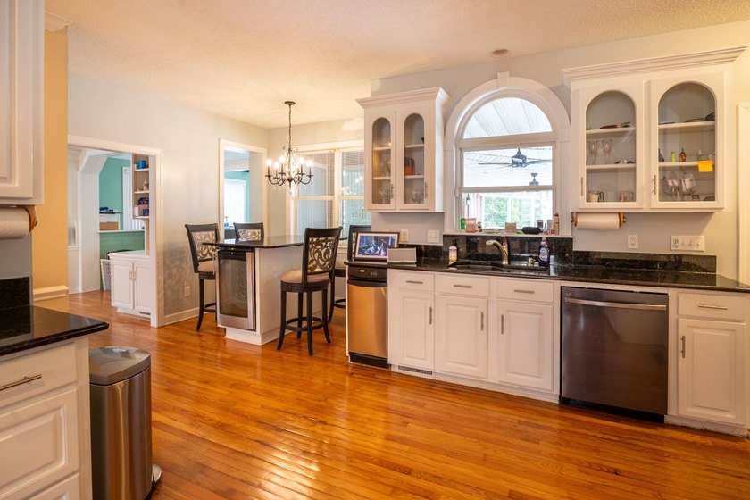 Welcome Home! Gorgeous Traditional Full Brick home with pool - photo 19
