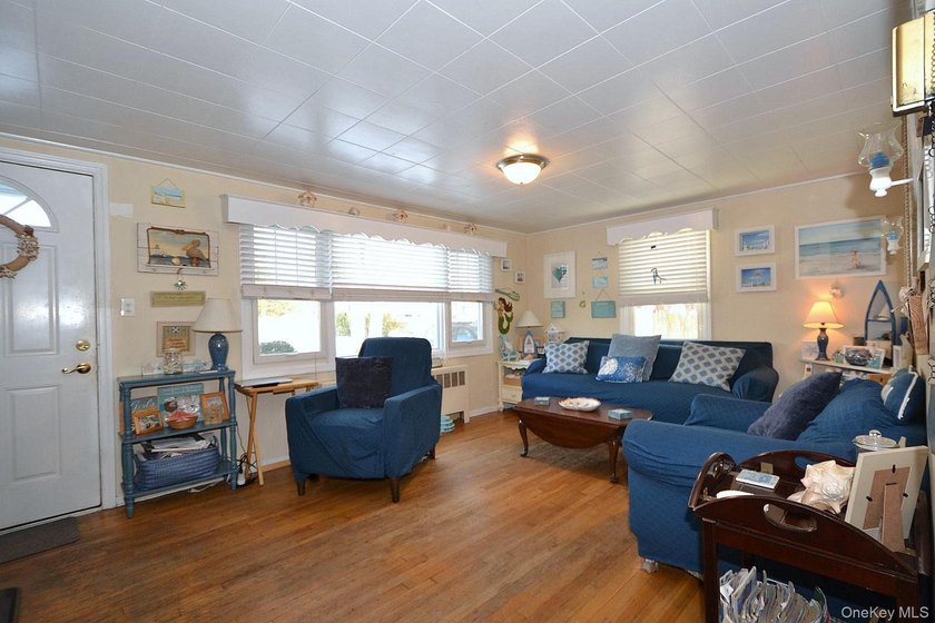 3 Bedroom, 1 bath home offering a formal living room - photo 2