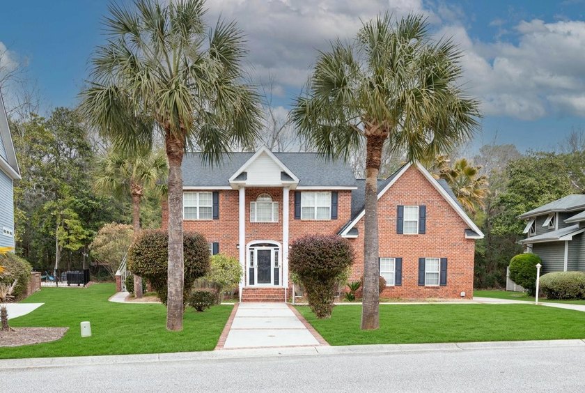 Welcome Home! Gorgeous Traditional Full Brick home with pool - photo 44