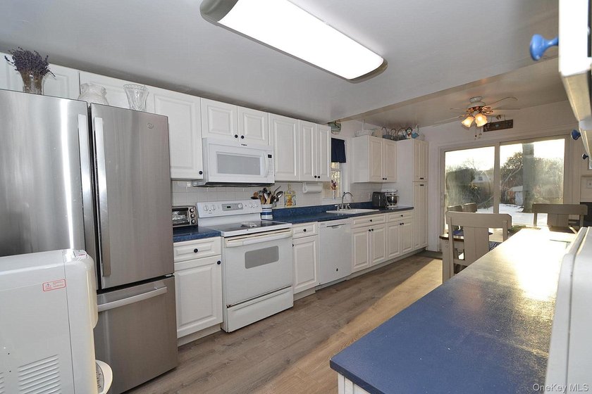 3 Bedroom, 1 bath home offering a formal living room - photo 6