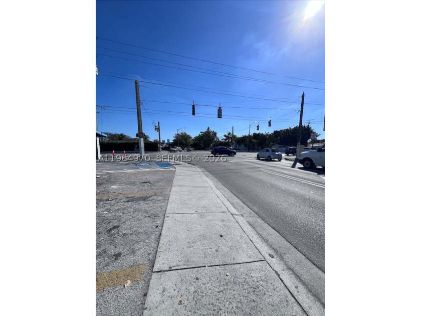 Prime high-traffic corner lot featuring an operating supermarket - photo 9