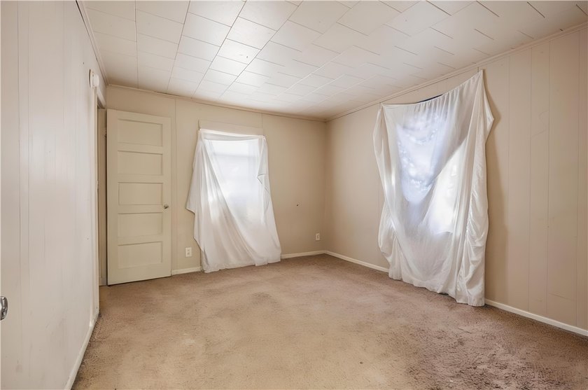 Opportunity knocks! Spacious duplex featuring two 3-bedroom - photo 17