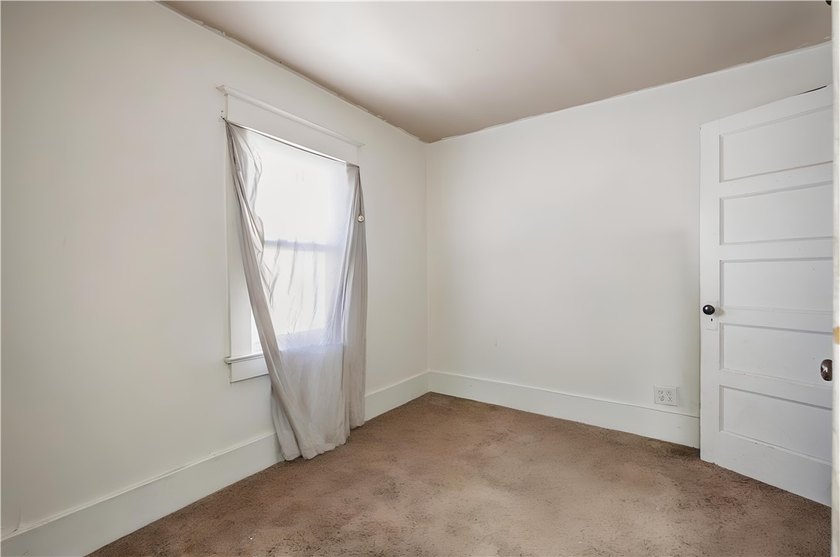 Opportunity knocks! Spacious duplex featuring two 3-bedroom - photo 18