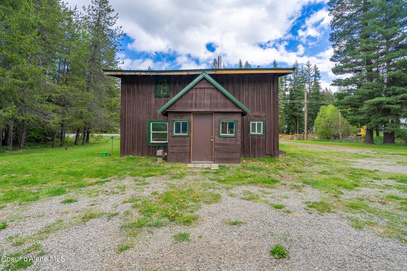 Tucked away near beautiful Priest Lake, this darling and - photo 3
