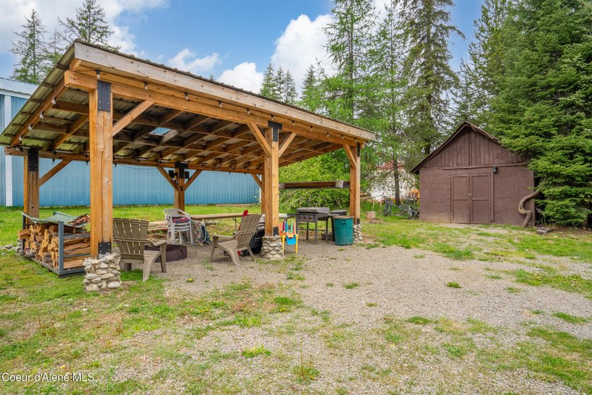 Tucked away near beautiful Priest Lake, this darling and - photo 4