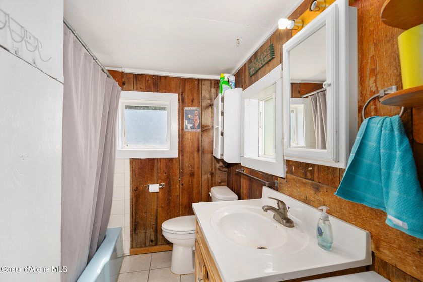 Tucked away near beautiful Priest Lake, this darling and - photo 8