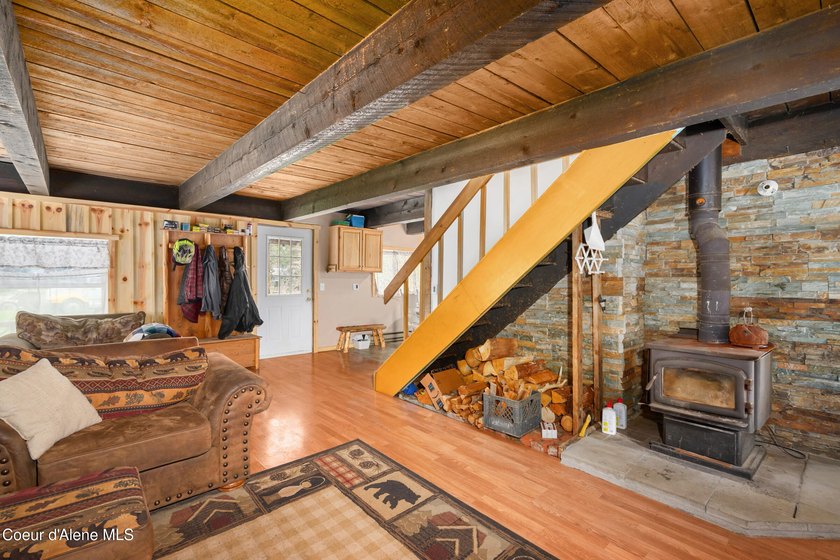 Tucked away near beautiful Priest Lake, this darling and - photo 9
