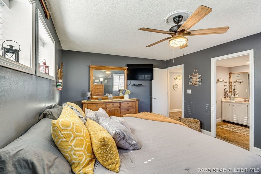 Location, location, location! This stunningly renovated 2 bed, 2 - photo 19
