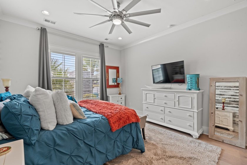 Beautifully upgraded 3-bedroom, 2.5-bath home located in the - photo 21