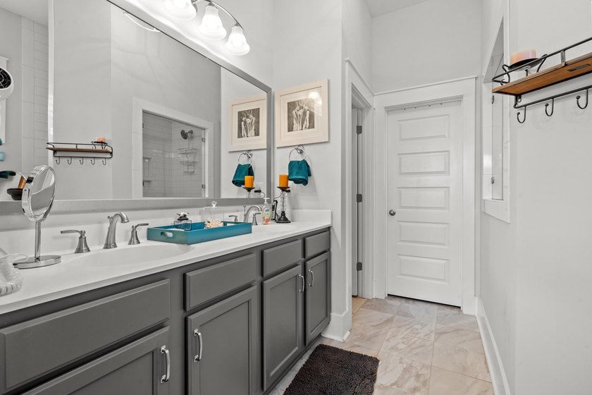 Beautifully upgraded 3-bedroom, 2.5-bath home located in the - photo 22