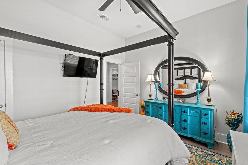 Beautifully upgraded 3-bedroom, 2.5-bath home located in the - photo 25
