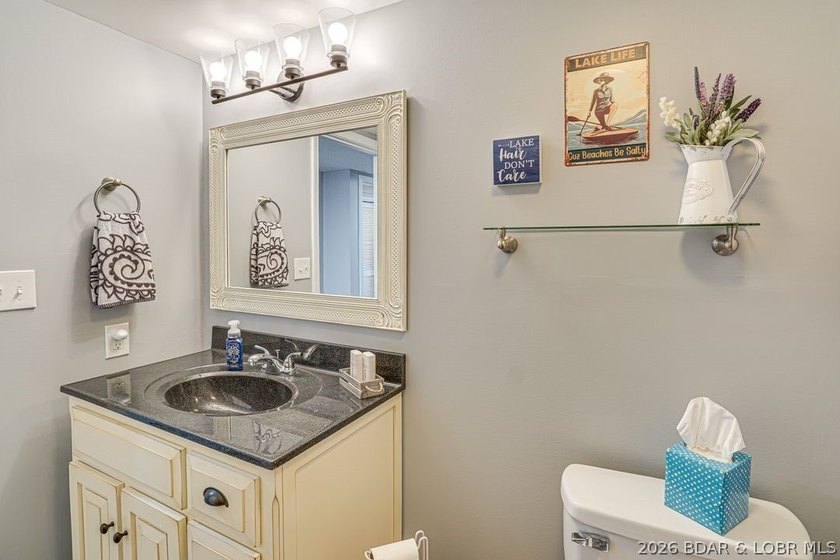 Location, location, location! This stunningly renovated 2 bed, 2 - photo 26