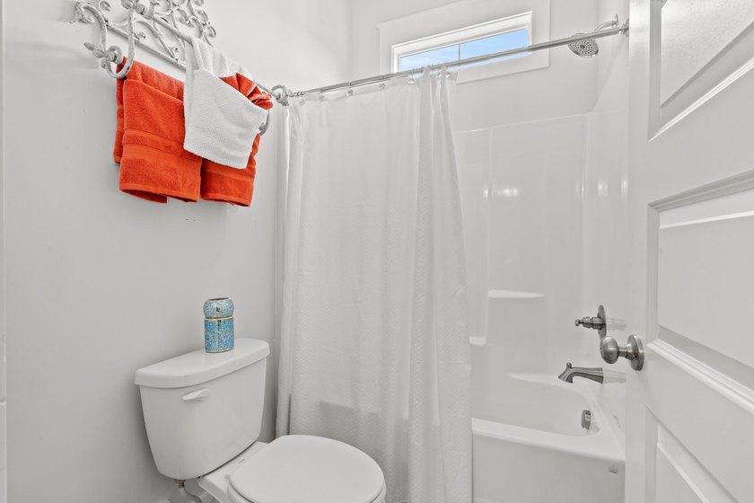Beautifully upgraded 3-bedroom, 2.5-bath home located in the - photo 27