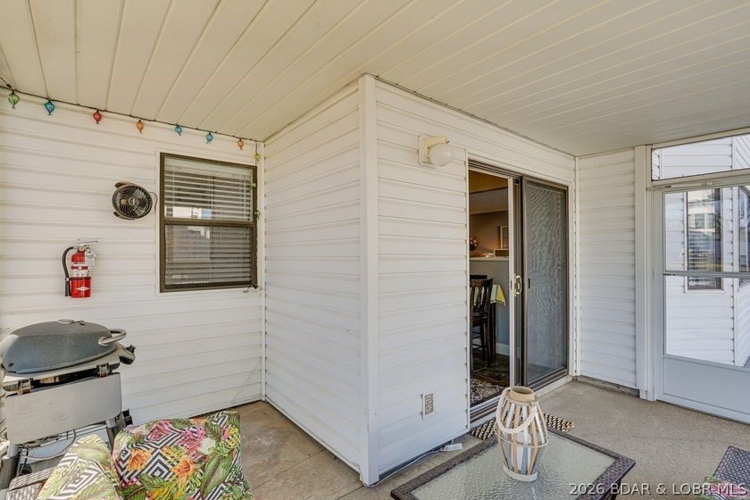 Location, location, location! This stunningly renovated 2 bed, 2 - photo 30