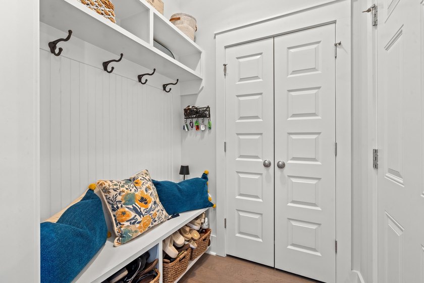 Beautifully upgraded 3-bedroom, 2.5-bath home located in the - photo 30