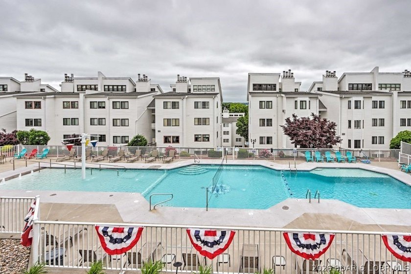 Location, location, location! This stunningly renovated 2 bed, 2 - photo 31